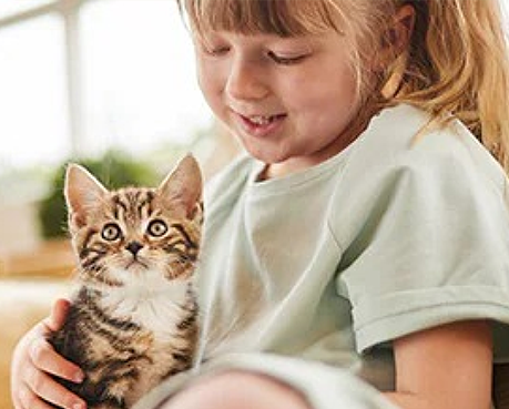Chica con gato feliz